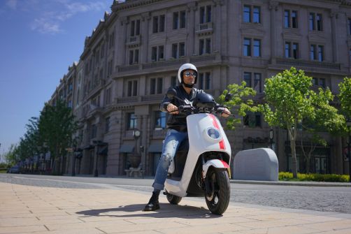 Die Verkehrswende lebt vom Mitmachen - also das Auto stehen lassen und mit dem Elektro-Roller NIU leise und ohne Abgase durch die Fächerstadt gleiten. Die Stadtwerke legen noch bis Ende Juli bis zu 570 Euro zum Kauf dazu, mehr Info unter swka.de/e-roller. (Foto: © CitySeg)