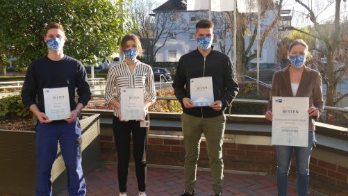 Absolvierten Ihre Ausbildung als IHK-Jahrgangsbeste 2020 bei den Stadtwerke Karlsruhe: v.l. Timon Bünger, Saskia Baumann und Kevin Kehren. Rechts im Bild Dr. Astrid Kurth, Leiterin der Ausbildung der Stadtwerke Karlsruhe.
