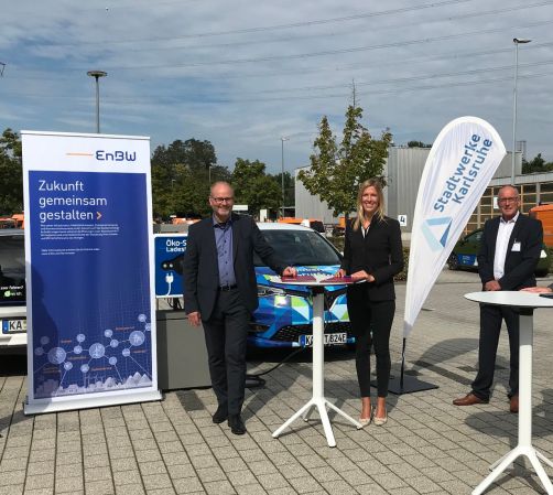 Julie Weiß von der Netze BW und Dr. Olaf Heil von den Stadtwerken Karlsruhe besiegelten heute mit ihrer Unterschrift die Zusammenarbeit in den Bereichen Infrastruktur, Digitalisierung und Mobilität.