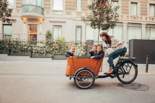 Das Elektro-Lastenrad liegt im Trend: Die clevere Transportalternative ist schon für unter 2.000 Euro zu haben. Im Aktionszeitraum geben die Stadtwerke Karlsruhe bis zu 270 Euro Zuschuss dazu. (Symbolbild. Quelle: www.babboe.de ©)