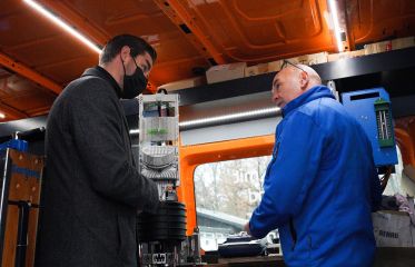 Im Montagefahrzeug der Stadtwerke wurden die beiden Glasfaserenden zusammen gespleißt. Hierdurch entstand die Verbindung zum großen Netz der Stadtwerke.