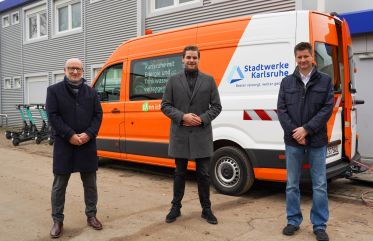 Gemeinsam nahmen die Partner das schnelle Glasfasernetz in Betrieb: Peter Epple (Stadtwerke), Michael Becker (KSC) und Rainer Müller (TelemaxX).