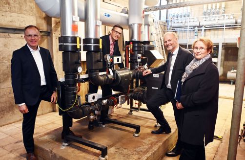 Am Fernwärmenetz. Gabriele Luczak-Schwarz, Sebastian Schrempp (2.v.l.) Michael Homann (l.) und Dr. Olaf Heil (2.v.r.) vor der Fernwärmeübergabestation in der Schwarzwaldschule Rheinstetten.