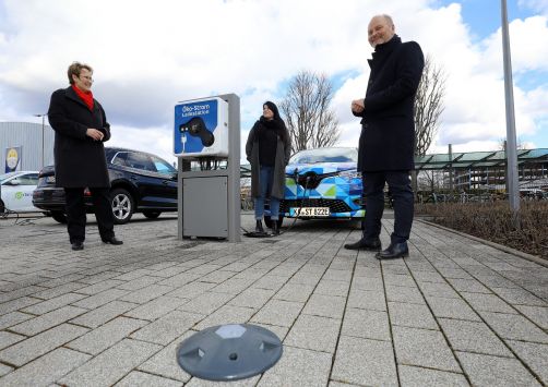Kleiner Sensor, große Möglichkeiten. Im Demolab der Stadtwerke befinden sich verschiedenste Sensoren. Hier ein Smart Parking Bodensensor auf dem Parkplatz des Unternehmens. Er ermittelt permanent Daten, die in Parkleitsysteme als auch in Apps einfließen und auf öffentlichen Anzeigetafeln dargestellt werden können. Neben der Mitteilung des Belegungszustands des Parkplatzes, kann er auch Informationen über den Ladevorgang von Elektrofahrzeugen erfassen. Im Bild: Erste Bürgermeisterin und Aufsichtsratsvorsitzende der Stadtwerke Karlsruhe GmbH Gabriele Luczak-Schwarz, Dana Schindler, Projektleiterin des Smart City Demolab der Stadtwerke Karlsruhe sowie der Technische Geschäftsführer der Stadtwerke Dr. Olaf Heil.