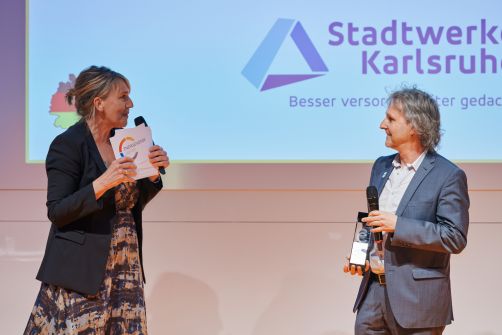 Markus Schleyer, Leiter des Referats Umweltschutz bei den Stadtwerken Karlsruhe, nahm den Preis im Rahmen der neuen Innovationsplattform „The smarter E Europe Restart 2021“ von Laudatorin Dr. Simone Peter, Präsidentin des Bundesverbands Erneuerbare Energie e.V., in München entgegen. Foto: EUPD Research