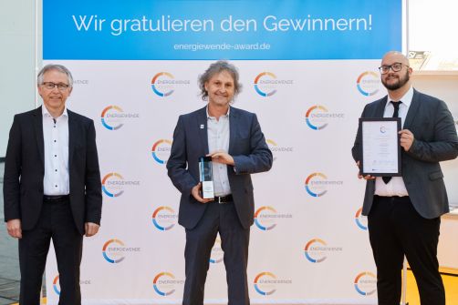 Markus Schleyer mit den Initiatoren Horst Dufner, Head of The smarter E Europe, Solar Promotion GmbH (links) und Herrn Saif Islam, Senior Consultant, EUPD Research (rechts). Foto: EUPD Research