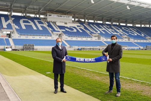 Im gesamten Wildpark ist seit Anfang des Jahres unser Ökostrom am Zug: alles steht auf Grün! Michael Homann mit KSC-Geschäftsführer Michael Becker.