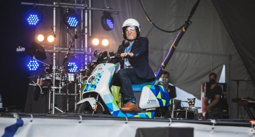 Highlight war neben unserem „Elektromobilität zum Anfassen-Parcours“ sicherlich auch der Auftritt des Stadtwerke-Geschäftsführers Dr. Olaf Heil, der den baden-württembergischen Verkehrsminister, Winfried Hermann, davon begeistern konnte, unter Berücksichtigung der StVO inkl. Helmpflicht, die Kulturbühne mit dem Stadtwerke Karlsruhe Elektro Roller zu erobern.