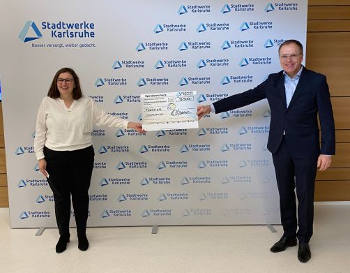 Dankbar für die großzügige Spendenbereitschaft und das Engagement aller Beteiligten überreichte Michael Homann, Vorsitzender der Geschäftsführung der Stadtwerke Karlsruhe, den Spendenbetrag von 13.500 Euro an Admira Knoll, Vorsitzende des Fördervereins zur Unterstützung der onkologischen Abteilung der Kinderklinik Karlsruhe e.V. (FUoKK).