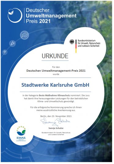 Bundesumweltministerin Svenja Schulz würdigt die Stadtwerke Karlsruhe für ihre herausragenden Leistungen für den betrieblichen Klima- und Umweltschutz mit einer Urkunde.
