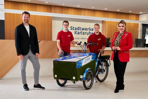 Startbereit für die erste Liefertour. Iman El Sonbaty und Tim Thumulka überreichen das Lastenrad der Stadtwerke an Jannik Nefferdorf (Mitte links) und Lukas Wagner (Mitte rechts) von TheLocalOne.