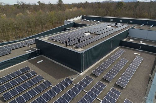 Auf dem Neubau des Wasserwerkes Mörscher Wald konnte eine große Solaranlage installiert werden. Sie sorgt für einen Teil des Pumpenstroms. Auf dem Bild stellt der Technische Geschäftsführer der Stadtwerke, Dr. Olaf Heil der Aufsichtsratsvorsitzenden und Ersten Bürgermeisterin Gabriele Luczak-Schwarz und dem Oberbürgermeister von Rheinstetten, Sebastian Schrempp, die neue Anlage vor.