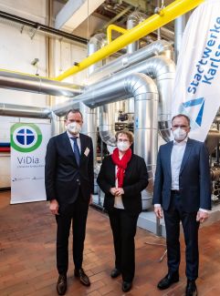 Überzeugt von der Karlsruher Fernwärme: Erste Bürgermeisterin Gabriele Luczak-Schwarz, Richard Wentges, Vorstandsvorsitzender der ViDia Kliniken (links im Bild) und Geschäfsführer Michael Homann präsentieren gemeinsam die neue Fernwärmeanlage.