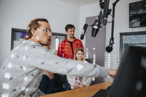 Moderator "Der Penz" zeigt Lola die Studiotechnik.