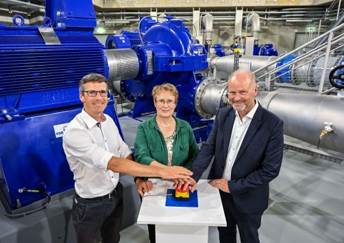 Per Knopfdruck: Gabriele Luczak-Schwarz, Erste Bürgermeisterin von Karlsruhe und Aufsichtsratsvorsitzende der Stadtwerke Karlsruhe (Mitte), Sebastian Schrempp, Oberbürgermeister der Stadt Rheinstetten und der Technische Geschäftsführer der Stadtwerke Karlsruhe Dr. Olaf Heil, nehmen das neue Wasserwerk Mörscher Wald ganz offiziell in Betrieb.