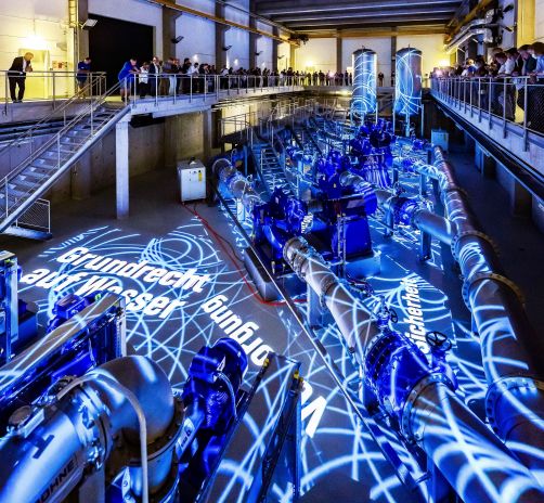 In der Pumpenhalle sorgen vier leistungsfähige Netzpumpen für die Einspeisung des Trinkwassers ins Verteilungsnetz. Das so genannte Projection Mapping sorgt für ein eindrucksvolles Besuchererlebnis.