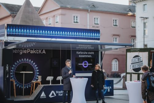 Oberbürgermeister Dr. Frank Mentrup und Iman El Sonbaty von den Stadtwerken Karlsruhe beim gemeinsamen Auftakt für die Roadshow des „Energie-Mobils“. Fotograf: Samuel Mindermann