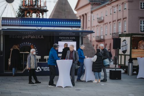 Bestens beraten: Bis Anfang Dezember wird das mobile „Informationszentrum“ auf verschiedenen Karlsruher Plätzen unterwegs sein und Fragen rund um die Themen Energiesparen und den Karlsruher Energiepakt beantworten. Fotograf: Samuel Mindermann