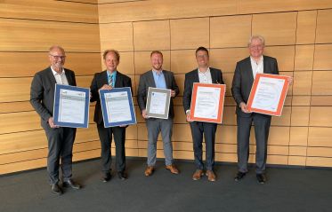 Die Stadtwerke Karlsruhe und ihre Netzservice-Gesellschaft, hier vertreten durch die jeweiligen Geschäftsführer Dr. Olaf Heil (links) und Stephan Bornhöft (rechts), erhalten ihre TSM-Urkunden von Thomas Anders (2.v.l.), Geschäftsführer der DVGW-Landesgruppe Baden-Württemberg, Dr. Kevin Rick, Leiter des VDE Südwest (Mitte), sowie von Dr. Heiko Huther, Geschäftsführer der AGFW Projekt GmbH (2.v.r.).