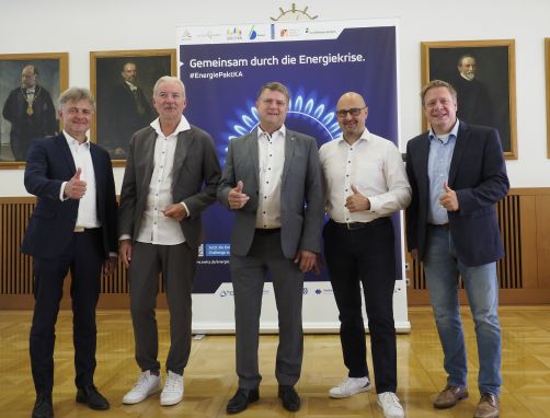 Den EnergiePakt für die Technologieregion Karlsruhe stellten (v.l.n.r.) die Oberbürgermeister Dr. Frank Mentrup, Dietmar Späth (Baden-Baden), Martin Wolff (Bretten), Johannes Arnold (Ettlingen) und Bürgermeister Michael Heuser (Rheinstetten) im Karlsruher Rathaus vor. Foto: Peter Sandbiller
