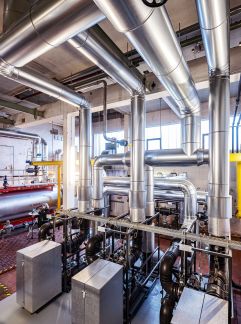 In neuem Glanz: Die ViDia Kliniken in Rüppurr stellen von Erdgas auf Karlsruher Fernwärme um. 2 Mio Euro investierte das Unternehmen in die klimafreundliche Heiztechnologie. Umgerechnet spart es bis zu 2.524 Tonnen CO2 im Jahr im Vergleich zur alten Dampfkessel-Anlage ein.