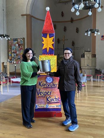 Silke Weber von den Stadtwerken Karlsruhe (links im Bild) überreichte die Spende symbolisch mit Kochtopf und Kelle an Pfarrerin Lara Pflaumenbaum. Foto: Stadtwerke Karlsruhe