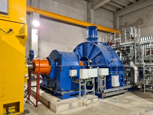 Zur Versorgung der Papierfabrik mit Prozessdampf und elektrischer Energie hat die Stora Enso Maxau GmbH einen Wirbelschichtkessel, der hauptsächlich mit Biomasse betrieben wird, mit zugehörigen Dampfturbinen in Betrieb. Die Turbinen werden im kombinierten Kraft-Wärme-Kopplungs- und Kondensationsbetrieb eingesetzt. Durch den bereits im Jahr 2020 erfolgten Bau einer neuen, hocheffizienten Turbine (hier im Bild) ergibt sich ein weiteres KWK-Potential von rund 40 Tonnen Dampf pro Stunde, das die beiden Partner Stora Enso Maxau GmbH und Stadtwerke Karlsruhe nun für die Wärmeversorgung nutzbar machen. Bild: Stora Enso Maxau GmbH
