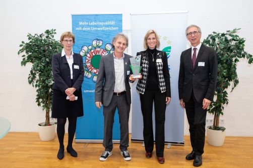 Andreas Tschulik vom Österreichischen Bundesministerium für Klimaschutz, Umwelt, Energie, Mobilität, Innovation und Technologie (rechts) und Annette Schmidt-Räntsch vom Deutschen Bundesministerium für Umwelt, Naturschutz, nukleare Sicherheit und Verbraucherschutz (links) überreichten den Umweltmanagement-Preis an Dr. Siegrun Dietz und Markus Schleyer von den Stadtwerken Karlsruhe. Foto: Umweltbundesamt Österreich