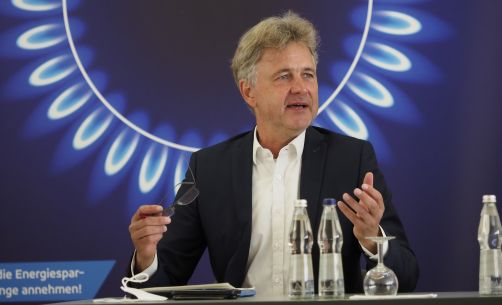 Oberbürgermeister Mentrup bei der Vorstellung des Energiepakts: Ziel der Initiative ist es, gemeinsam ein Zeichen des Zusammenhaltes zu setzen, ein Bewusstsein für Energie und Energieeinsatz zu schaffen und durch effektive Verbrauchsreduzierungen die negativen Folgen der Energiekrise abzumildern.