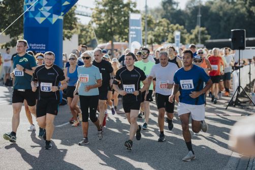 Endlich war es soweit! Nach pandemiebedingter Pause fand in diesem Jahr wieder der Volkslauf statt. Rund 700 Laufbegeisterte trotzen den heißen Temperaturen und zeigten ihre Ausdauer auf fünf und zehn Kilometern. Foto. Samuel Mindermann