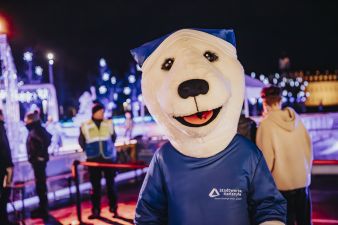 Auch Eisbär Oskar wird vor Ort seine Runden über das Eis der Stadtwerke Karlsruhe Winterzeit drehen und kleine Überraschungen an die jungen Gäste verteilen.