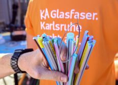 KA Glasfaser schreitet im Stadtgebiet voran. Neben den Bewohnerinnen und Bewohnern der Oststadt, können bald auch Mieterinnen und Mieter der Genossenschaft für Wohnungsbau 1921 eG (GWK) in der Südstadt KA Glasfaser über die Stadtwerke beziehen. Foto: Uli Deck