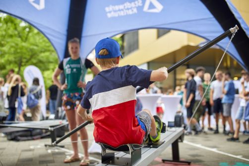 Volle Kraft voraus! Wie viel Energie in ihnen selbst steckt, konnten die Schülerinnen und Schüler spielerisch auf zwei Kanu-Ergometern der Karlsruher Rheinbrüder zeigen. Anhand einer Anzeige war zu sehen, wieviel Watt sich durch eigene Muskelkraft beim Paddeln erzeugen lässt. Foto: Daniel Foltin
