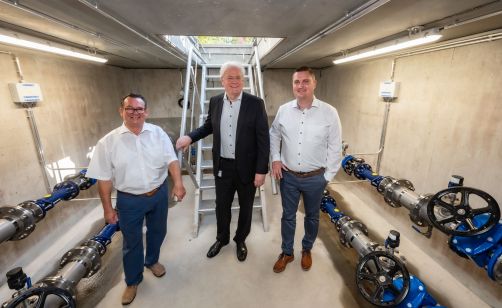 Gemeinsam für eine sichere Trinkwasserversorgung: Rolf Spiegelhalder, Elchesheim-Illingen; Stephan Bornhöft, Stadtwerke Karlsruhe Netzservice, und Toni Hoffarth, Steinmauern, in dem neuen Verteil- und Messschacht.