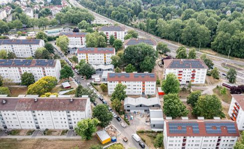 Über hundert Dächer der Volkswohnung wurden bis heute im Rahmen des 100-Dächer-Programms mit Photovoltaikanlagen ausgestattet.