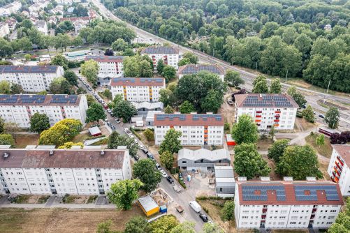 Über hundert Dächer der Volkswohnung wurden bis heute im Rahmen des 100-Dächer-Programms mit Photovoltaikanlagen ausgestattet. Im Bild das Rintheimer Feld. (Bild Volkswohnung)