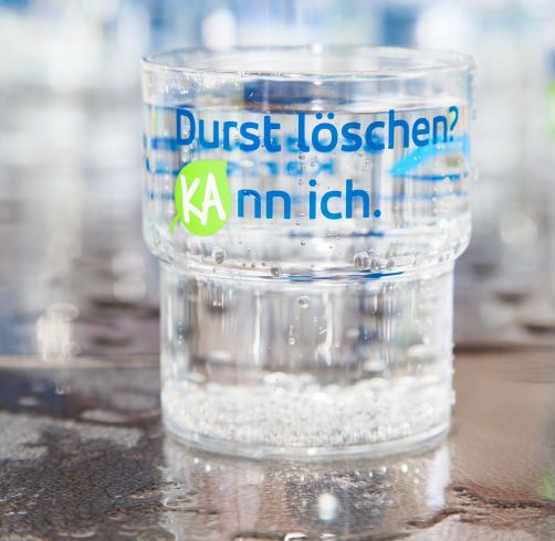Frisches Trinkwasser aus dem Hahn ist gesund und eine nachhaltige und günstige Alternative zu Wasser aus Plastikflaschen.