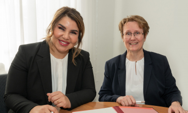 Iman El Sonbaty unterzeichnet im Rathaus ihren Vertrag als Geschäftsführerin