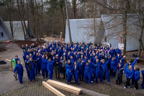 Im Nord-Schwarzwald in Aktion: Mit Werkzeug, Teamgeist und Willenskraft ausgestattet, renovierte das Vertriebsteam der Stadtwerke Karlsruhe die Freizeitstätte Spielberg für benachteiligte Kinder.