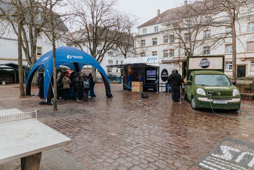 Das Energie-Mobil der Stadtwerke war bei der Nebenius-Realschule zu Gast. Für die Schülerinnen und Schüler gab es neben dem interaktiven Energiespar-Quiz auch heiße Waffeln am Foodtruck.
