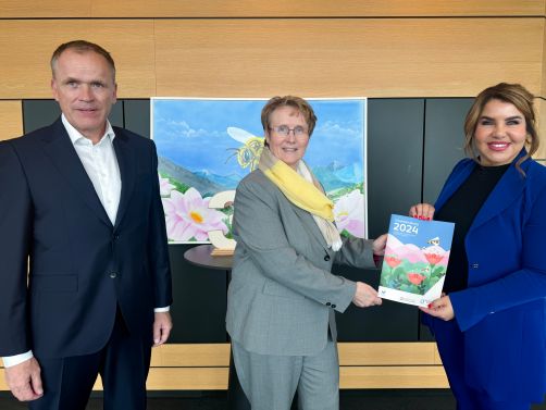 Stadtwerke-Geschäftsführerin Iman El Sonbaty und Stadtwerke-Geschäftsführer Michael Homann übergeben die 30. Umwelterklärung an Karlsruhes Erste Bürgermeisterin Gabriele Luczak-Schwarz. Copyright: Stadtwerke Karlsruhe GmbH