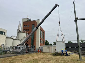 Copyright / Bildhinweis: Der mobile Schaltcontainer wird für den Transport verladen. Stadtwerke Karlsruhe