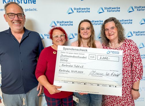 Von rechts nach links: Martina Maaß (Stadtwerke, Musikgemeinschaft), Monika Kreiner (Stadtwerke, Organisation Tombola) und Vera Scholl, erste Vorsitzende der Karlsruher Tafel sowie Joachim Ruf, stellvertretender Vorsitzender.
