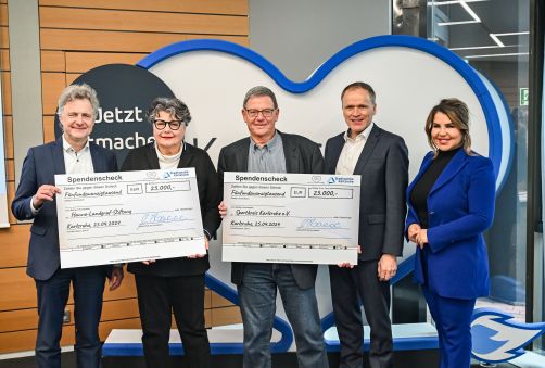 Oberbürgermeister Dr. Frank Mentrup (links) und die Geschäftsführenden der Stadtwerke, Iman El Sonbaty und Michael Homann (beide rechts) überreichen die Spendenschecks an die Vorsitzende der Hanne-Landgraf-Stiftung Monika Storck und den stellv. Vorsitzenden des Sportkreis Karlsruhe e.V. Michael Dannenmaier (beide in der Mitte).