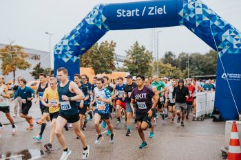 Copyright / Bildhinweis: Die Bilder zeigen Laufende beim Stadtwerke-Volkslauf im Jahr 2023. Stadtwerke Karlsruhe / Fotograf: Samuel Mindermann