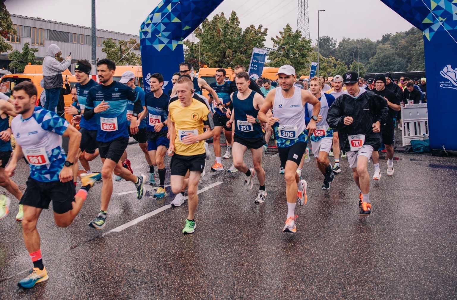 Copyright / Bildhinweis: Die Bilder zeigen Laufende beim Stadtwerke-Volkslauf. Stadtwerke Karlsruhe / Fotograf: Samuel Mindermann