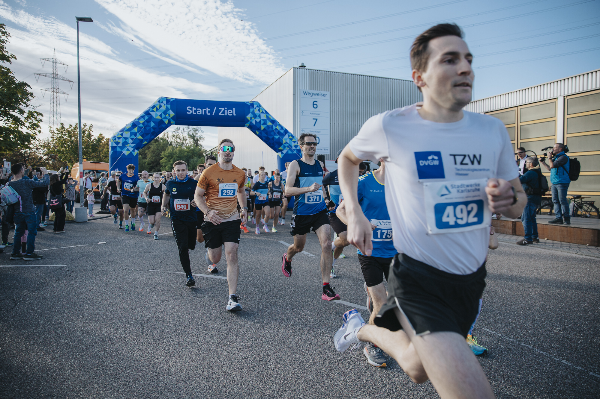 Copyright / Bildhinweis: Die Bilder zeigen Laufende beim Stadtwerke-Volkslauf. Stadtwerke Karlsruhe / Fotograf: Samuel Mindermann