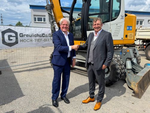 Zu sehen sind (von links nach rechts) Stephan Bornhöft, Geschäftsführer des Stadtwerke Karlsruhe Netzservice und neuer Gesellschaftervertreter des Unternehmens, und Peter Ohm, bisheriger Gesellschafter der Greulich & Co. GmbH.