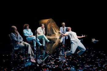 Szenen aus dem Theaterstück, Bildrechte: Badisches Staatstheater/Felix Grünschloß 