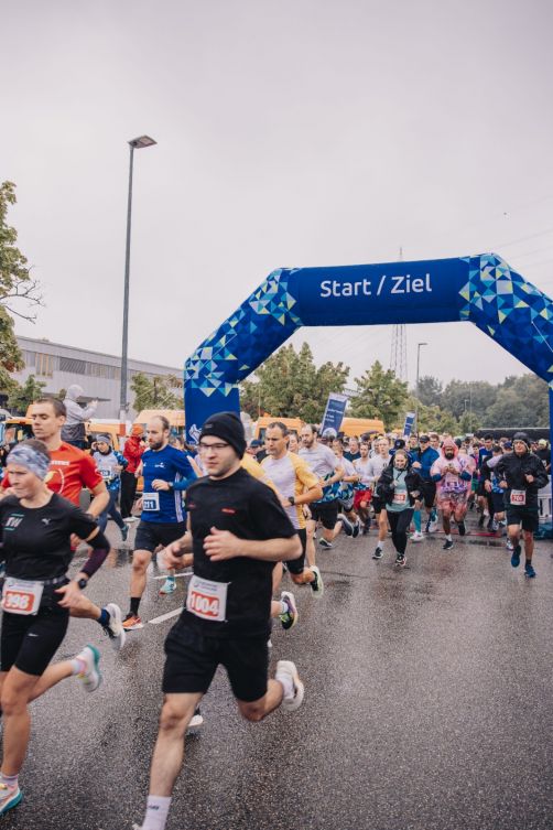 Copyright / Bildhinweis: Die Bilder zeigen Laufende beim Stadtwerke-Volkslauf. Stadtwerke Karlsruhe / Fotograf: Samuel Mindermann